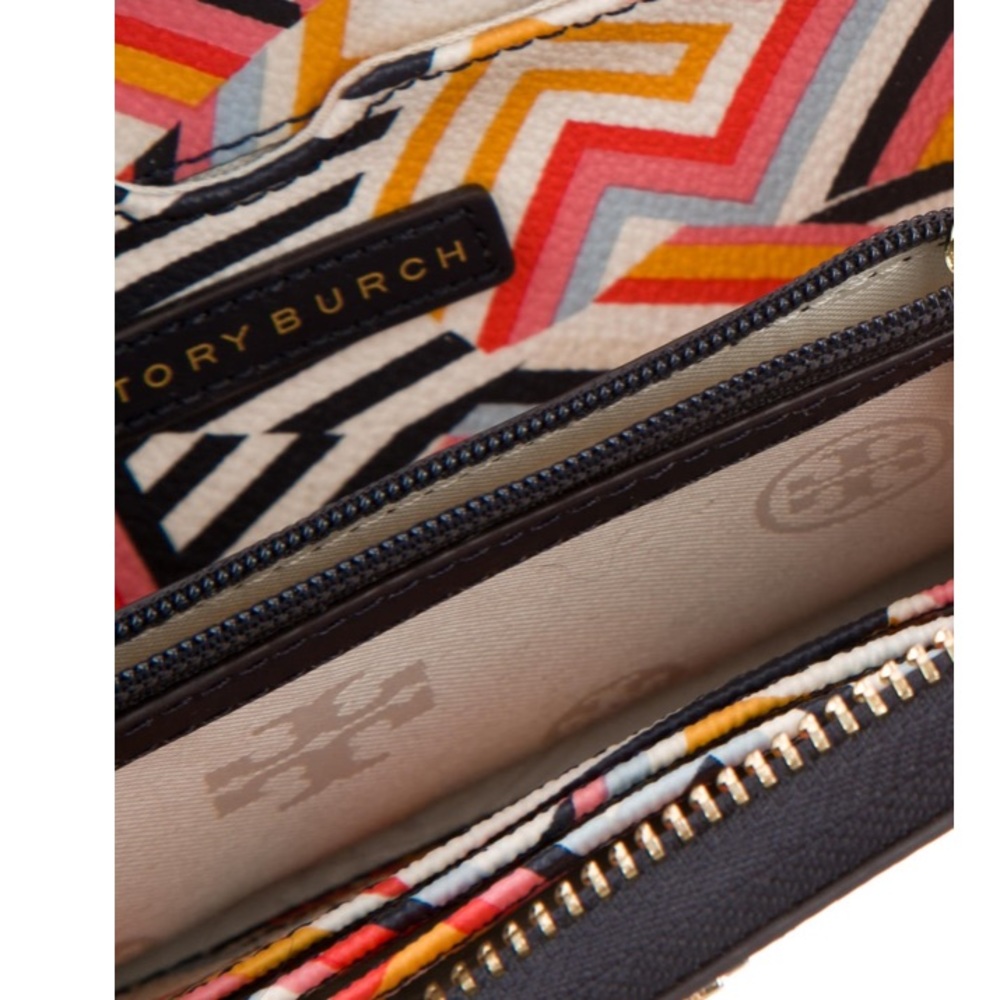 Tory Burch Kerrington Smartphone Wristlet Wallet - Picture 4 of 8